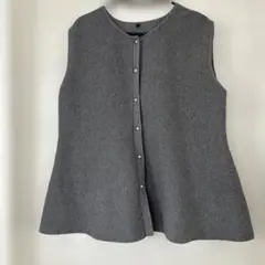 未使用品✨グレー ノースリーブ フレアベスト — image 1