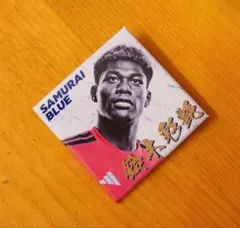 サッカー 日本代表 鈴木彩艶選手 SAMURAI BLUE ひし形缶バッジ — image 1