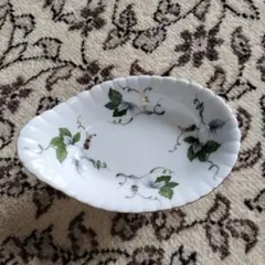 Ceramic Art Academy 陶器 足付き 皿 葉柄 — image 1