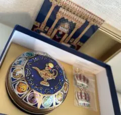 【先行販売】青山デカーボ　コジコジ　缶単品　王冠チャーム2個カード2枚付きセット — image 1