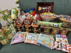 お菓子まとめ売り　アミューズメント景品　カップラーメン　詰め合わせ — image 1