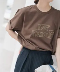 DAY BRKLN ロゴプリント 半袖Tシャツ ブラウン — image 1