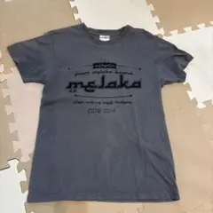 MELAKA ロゴプリントTシャツ グレー系 — image 1