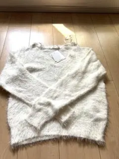 ホワイト Vネック セーター 長袖 フワフワ　サイズＬ　彼ウケ間違いない — image 1