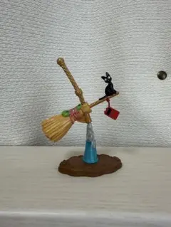 【ジブリパーク】メリーゴーランド フィギュア　キキのほうき　ジジ — image 1