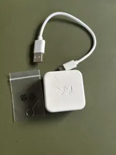 お知らせボタン付き みてねみまもりGPS 白 ピン 充電器セット付き — image 1