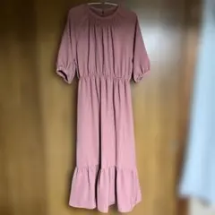 スモークピンク ギャザー付きワンピース — image 1
