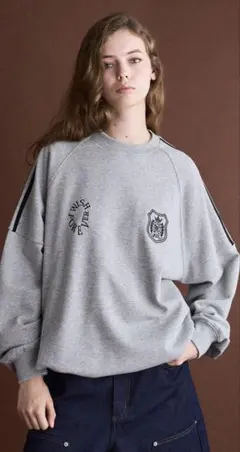 WISH FOREVER エンブレム スウェット グレー — image 1