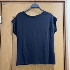 GU バックボタン付き ブラック 半袖Tシャツ — image 1