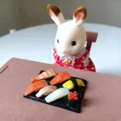 ミニチュア 寿司盛り合わせ 黒プレート付き — image 1