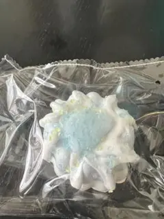 ⚠️お値下げしました⚠️ホワイトと水色のカヌレスクイーズ — image 1