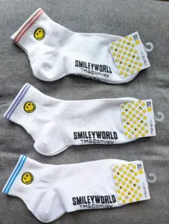 新品タグ付き　SMILEY WORLD ソックス 3足セット 23-25cm① — image 1