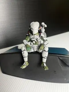 けん様用座って人間観察するプレデター — image 1