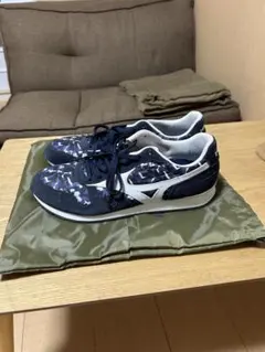 MIZUNO スニーカー ネイビー系 幾何学模様 — image 1