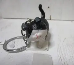 新品/猫　ネコキーホルダー　白黒/八割れ — image 1