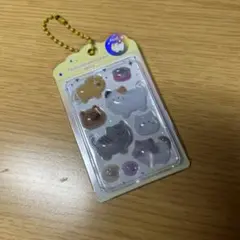 つぶれなひとみのNEKO シール風アクリルキーホルダー — image 1