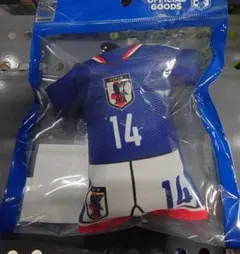 ワールドカップ サッカー日本代表　伊東純也 ユニフォーム型クッションキーホルダー — image 1