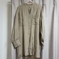 ベージュ色 長袖シャツ ボタン付き — image 1