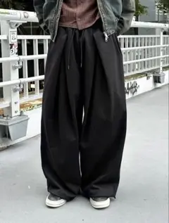 【chikashitsu+】 ダブルタックバルーンスウェットパンツ　ブラック — image 1