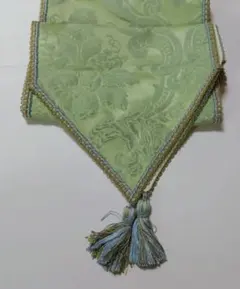 テーブルランナー ダマスク柄 ライトグリーン タッセル付き — image 1