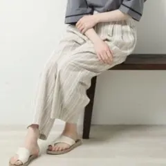 ダブルネーム新品タグ付き 綿麻タックテーパードワイドパンツ ベージュ ストライプ — image 1