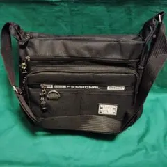 （新品）黒色ナイロンショルダーバッグ 中型 — image 1