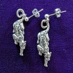 ゆれる　ピアス　豹　アートピアス　スタッド　ユニセックス　アクセサリー — image 1