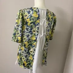 ✳️タグ付き✳️アウィーエフ　花柄トップス — image 1