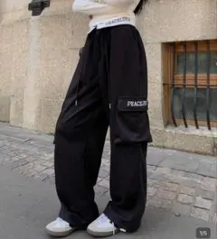 PEACELOVE ロゴ入り ワイドカーゴパンツ ブラック — image 1