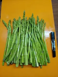 新鮮な緑色のアスパラガス — image 1