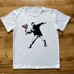 【未使用品】　バンクシー　花束を投げる人　デザイン　 Tシャツ　トップス　L — image 1