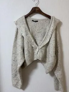フード付きグレー系クロップドニット — image 1