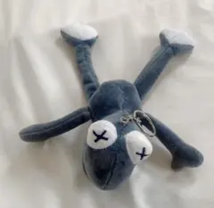 KAWS ぬいぐるみ キーホルダー グレー — image 1