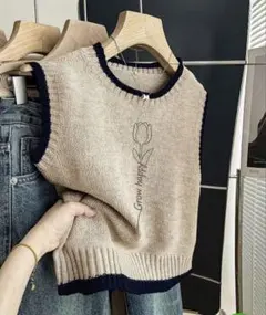 チューリップ刺繍 ニットベスト ベージュ — image 1