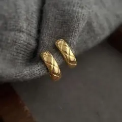 N146ゴールド　菱形　イヤリング　シンプル　韓国　結婚　かわいい　上品　高級感 — image 1