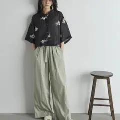 【THE YOn 】シャイニーナイロンタックワイドパンツ — image 1