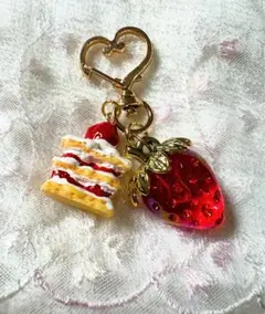 ①いちごケーキと苺のチャーム ハートキーホルダー — image 1