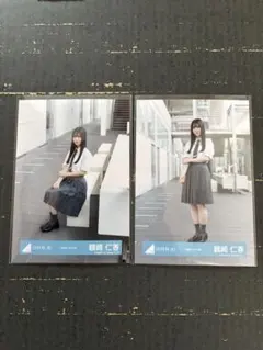 日向坂46 生写真　鶴崎仁香　「円周率」MV衣装 全身＆座り — image 1