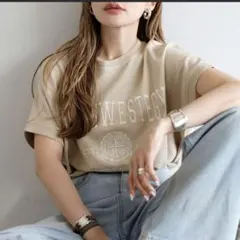 ボンジュールサガン カレッジ刺繍ピグメントスウェットTシャツ　ベージュ — image 1