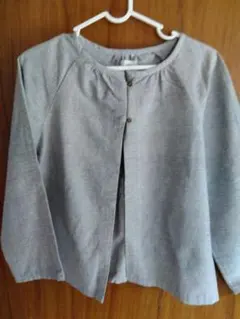 グレー ノーカラージャケット ボタン付き — image 1
