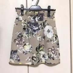 Noela ノエラ 花柄タックタイトミニスカート ベージュ — image 1