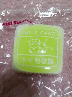 【美品】kikisquishy 牛ケーキ 純泥 グリーン Mサイズ — image 1