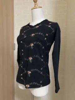 Plaire Vie 花柄刺繍 ブラック 長袖Tシャツ — image 1