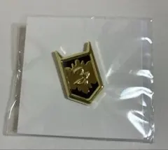 ランク6 ヴァウ 位階の章　ピンバッジ　魔入りました! 入間くん展　入場特典 — image 1