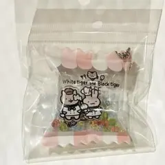 ホワイトタイガーとブラックタイガーカフェ　 シャカシャカキーホルダー 新品 — image 1