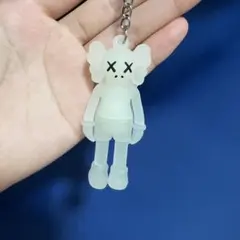 KAWS カウズ ラバーフィギュア キーホルダー — image 1