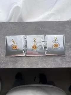 ちいかわベーカリー　トレーディングミニアクリルチャーム　うさぎ　シーサー　ラッコ — image 1