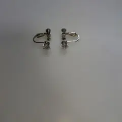 一粒石 イヤリング シルバーカラー ネジバネ式 — image 1