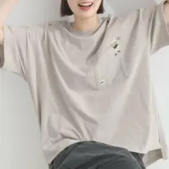Lupilien ルピリアン 天竺 刺繍 Tシャツ グレージュ ギターを弾く女性 — image 1