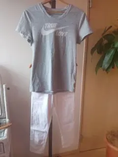 NIKE TRUE LOVE 半袖Tシャツ グレー 白パンツ 2点セット — image 1
